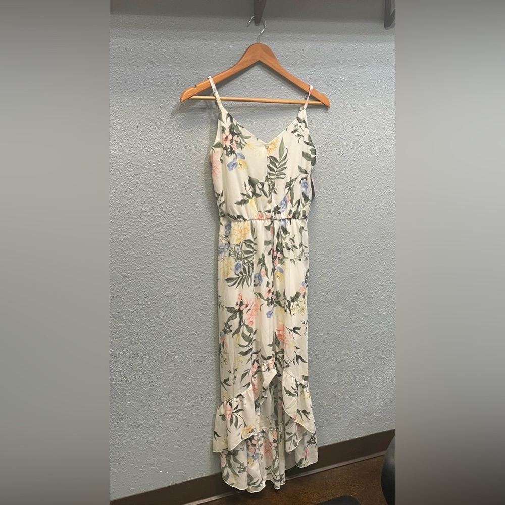 Boutique Dream of Me Size- M Floral Cream print dress Adjustable straps NWT